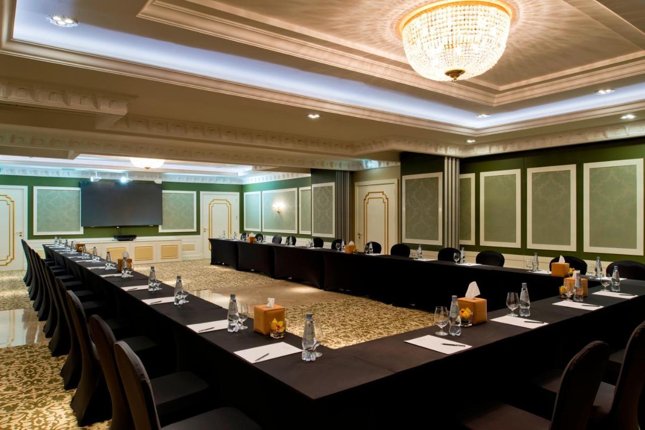 Warwick 5* Doha